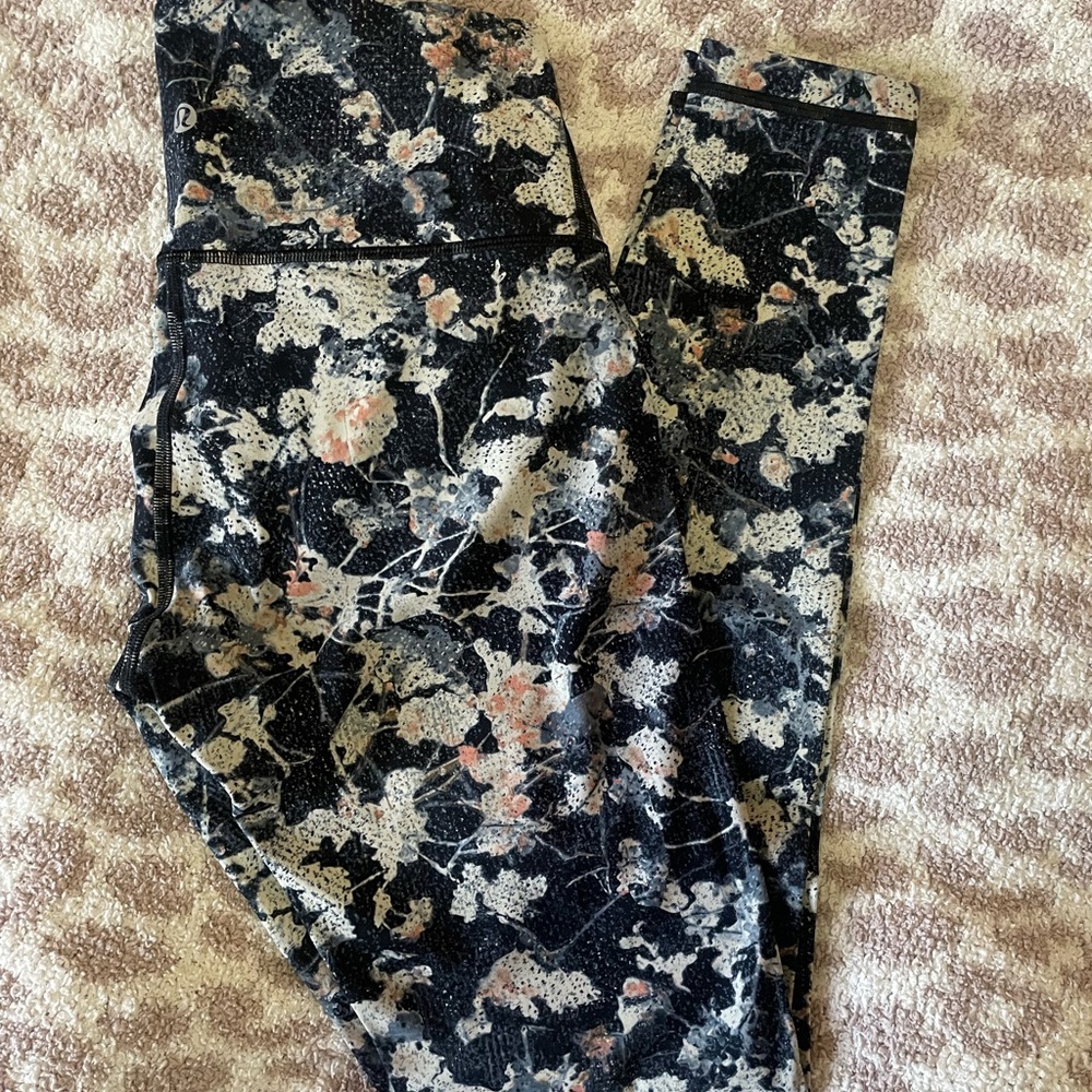 Lululemon Leggings, great condition size 6